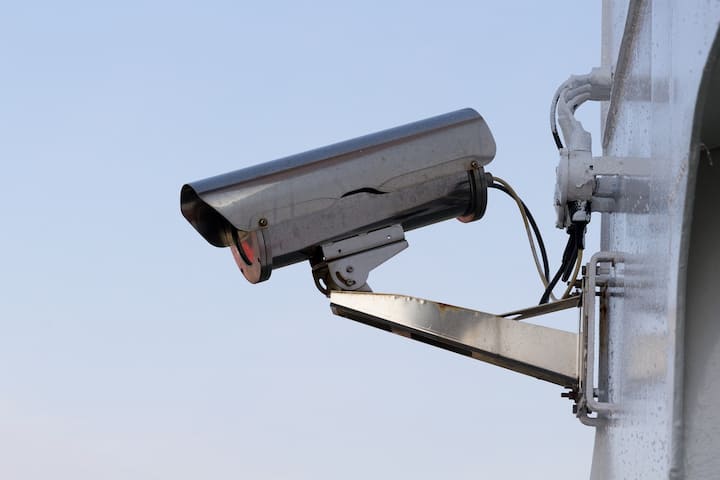कैमरे से होने वाले चालान की खास बात ये है कि इसमें कोई भेदभाव नहीं होता है, किसी ने भी ट्रैफिक रूल तोड़ा तो वो कैमरे की नजर में आ जाता है.