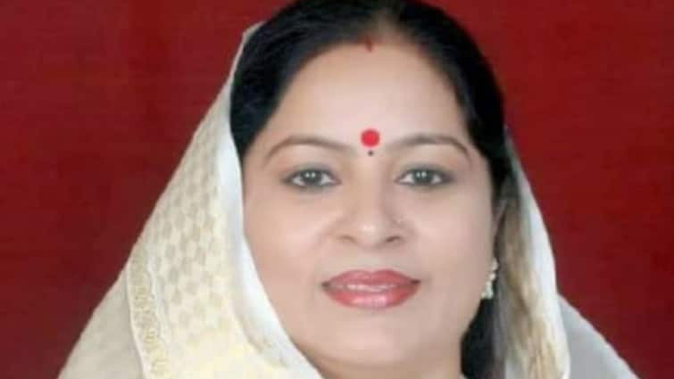 UP Lok Sabha Election 2024 Samajwadi Party leader Ruchi Veera Profile family and political career Ruchi Veera Profile: जानें कौन है रुचि वीरा? 9 साल पहले सपा ने किया था पार्टी बाहर, रह चुकी हैं विधायक