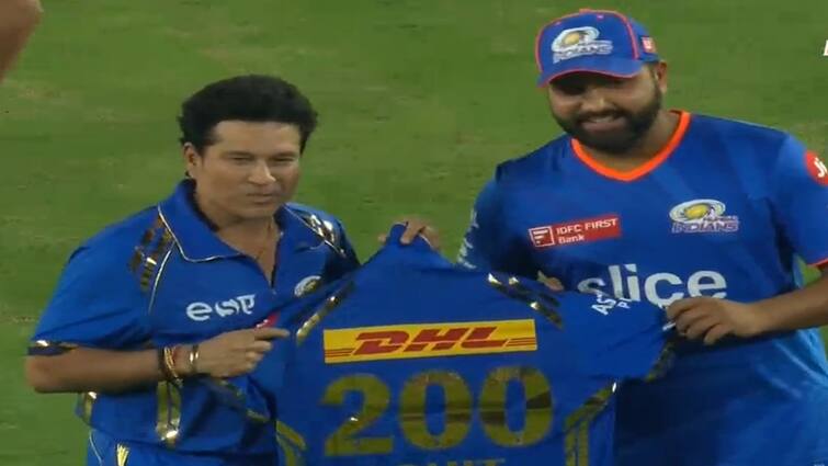 IPL 2024 Rohit Sharma 200th IPL Match Sachin Tendulkar Presents Special Jersey SRH vs MI - Watch Video Rohit Sharma: રોહિત શર્માની મુંબઈ ઈન્ડિયન્સ સાથેની 200મી મેચને સચિન તેંડુલકરે બનાવી ખાસ, જુઓ વીડિયો