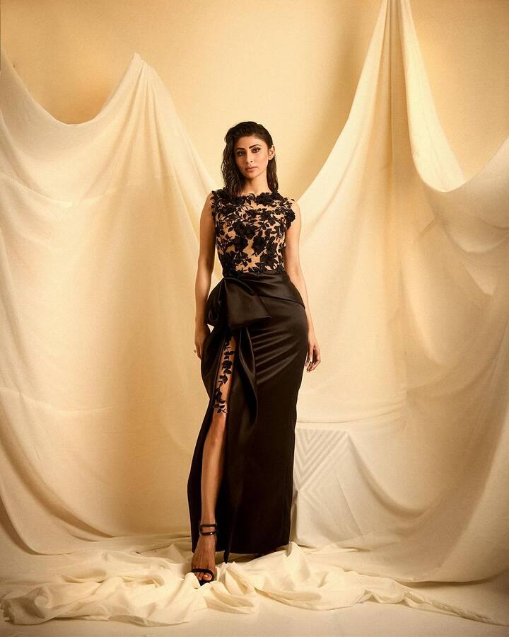 நாகினி தொடரின் பல சீசன்களின் நடித்ததன் மூலம் இந்தியா முழுவதும் பிரபலமானவர் நடிகை மௌனி ராய்.