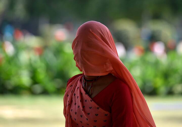 40 डिग्री सेल्सियस तापमान लोगों को झुलसाने लगता है. पश्चिमी राजस्थान में तापमान 40 डिग्री पार पहुंचने से लोगों का हाल बेहाल रहा. सूरज आसमान से अंगारे बरसा रहा था.