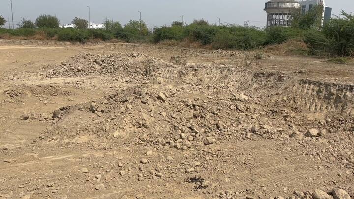Noida Authority ACEO write letter complaint to police against land mafia illegal soil mining case ann Noida Authority: धड़ल्ले से चल रहा मिट्टी का अवैध खनन,  नोएडा प्राधिकरण के ACEO ने पत्र लिखकर की शिकायत