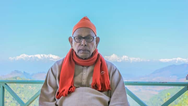 স্বামী স্মরণানন্দজি ১৯২৯ সালে তামিলনাড়ুর তাঞ্জাভুর জেলার আন্দামি গ্রামে জন্মগ্রহণ করেন। তিনি ২০ বছর বয়সে রামকৃষ্ণ মঠ ও মিশনের মুম্বই শাখার সংস্পর্শে আসেন। শ্রীরামকৃষ্ণ এবং স্বামী বিবেকানন্দের আদর্শে অনুপ্রাণিত হয়ে, তিনি ২২ বছর বয়সে ১৯৫২ সালে মুম্বই আশ্রমে যোগ দেন ।