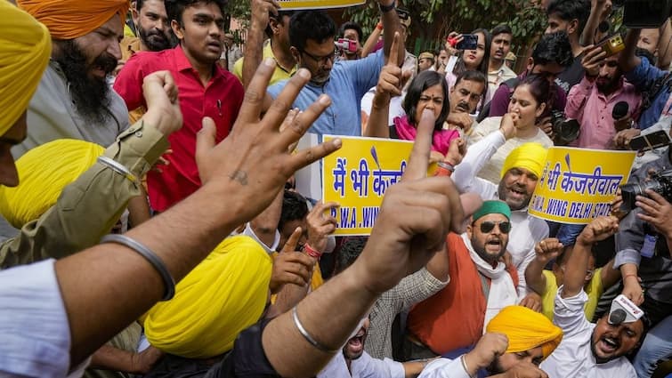 AAP Protest In Delhi Against arrest of chief minister Arvind Kejriwal in Delhi excise policy case by ED AAP Protest In Delhi: ‘मैं भी केजरीवाल’ लिखी टी-शर्ट पहने सड़कों पर उतरे AAP नेता, बोले- हम डरने वाले नहीं
