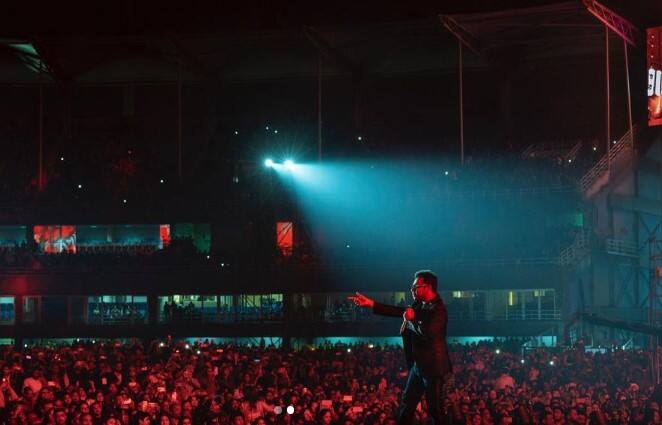 आज ये सिंगर-म्यूजिक कंपोजर देश के बेहद फेमस सेलेब्स में से एक है लेकिन एक वक्त वो भी था जब इन्हें परिवार की कमजोर आर्थिक स्थिति की वजह से अपनी पढ़ाई तक छोड़नी पड़ी थी.