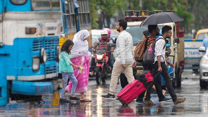 দক্ষিণের বাকি জেলাগুলিতেও দু-এক পশলা হালকা বৃষ্টির সম্ভাবনা রয়েছে। বইতে পারে ঝড়ো হাওয়া। শনিবার দক্ষিণবঙ্গজুড়ে বৃষ্টি হতে পারে। বৃষ্টির সম্ভাবনা বেশি নদিয়া, উত্তর ও দক্ষিণ ২৪ পরগনা, পূর্ব ও পশ্চিম মেদিনীপুর এবং ঝাড়গ্রামে।