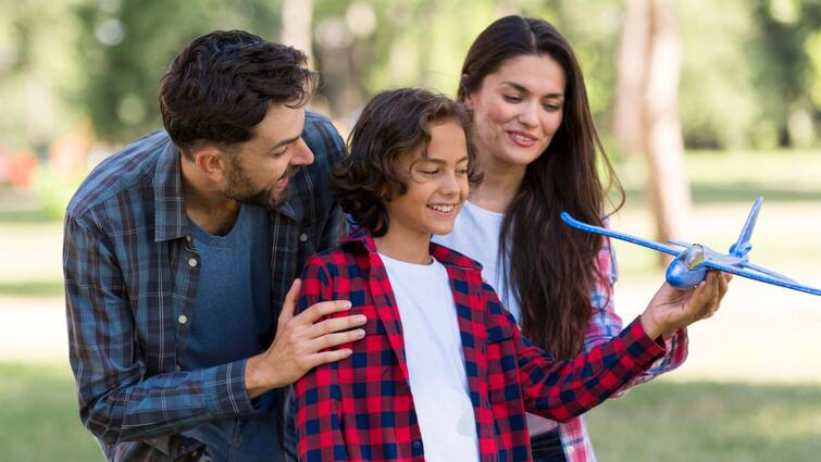 Parenting Tips How to Handle When Your Child Insists on Expensive Toys जब महंगे खिलौने के लिए जिद करे बच्चा तो न हों परेशान, इन टिप्स से उसे करें हैंडल