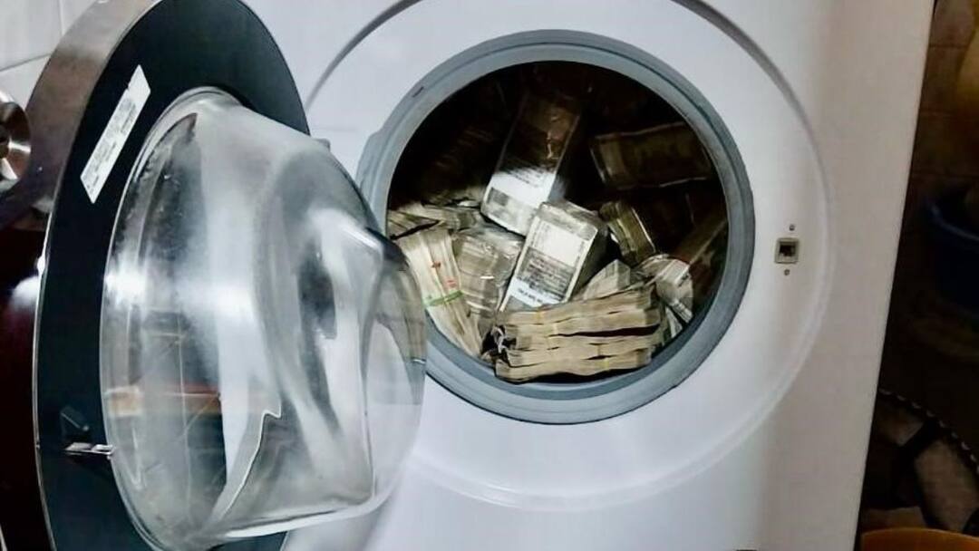 Cash in Washing Machine: వాషింగ్ మెషీన్లో నోట్ల కట్టలు, షాక్ అయిన ఈడీ అధికారులు ED Finds Rs 2.5 Crore Stashed In Washing Machine Cash in Washing Machine: వాషింగ్ మెషీన్లో నోట్ల కట్టలు, షాక్ అయిన ఈడీ అధికారులు