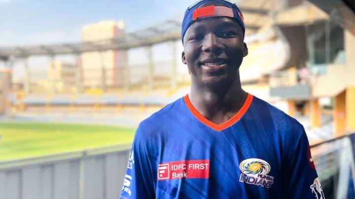 17 साल और 354 दिन की उम्र में, क्वेना मफाका ने 2024 में SRH के खिलाफ मुंबई इंडियंस के लिए अपना पहला मैच खेला। मफाका ने 2024 अंडर-19 क्रिकेट विश्व कप में दक्षिण अफ्रीका के लिए 21 विकेट लिए।