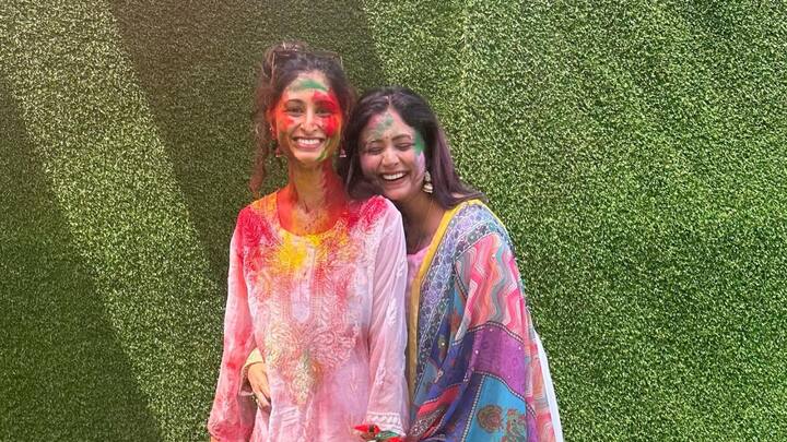 সোশ্যাল মিডিয়ায় তিনি শেয়ার করে নিয়েছেন হোলির পার্টির ছবিও। প্রথা মেনে সাদা পোশাক পরেছিলেন ঋতাভরী, তবে হোলির থিমের সঙ্গে মানানসই ছিল তাঁর ওড়না। রঙিন সেই ওড়নাই যেন নজর কাড়ছিল।