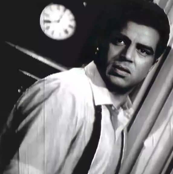 रिपोर्ट्स के मुताबिक, धर्मेंद्र की पहली शादी तब हुई जब वो 19 साल के थे. उनकी पहली पत्नी का नाम प्रकाश कौर है जिनसे उन्हें 4 बच्चे सनी, बॉबी, अजिता और विजेता देओल हैं. साल 1960 में धर्मेंद्र ने 'दिल भी तेरा हम भी तेरे' नाम की फिल्म से बॉलीवुड किया था.