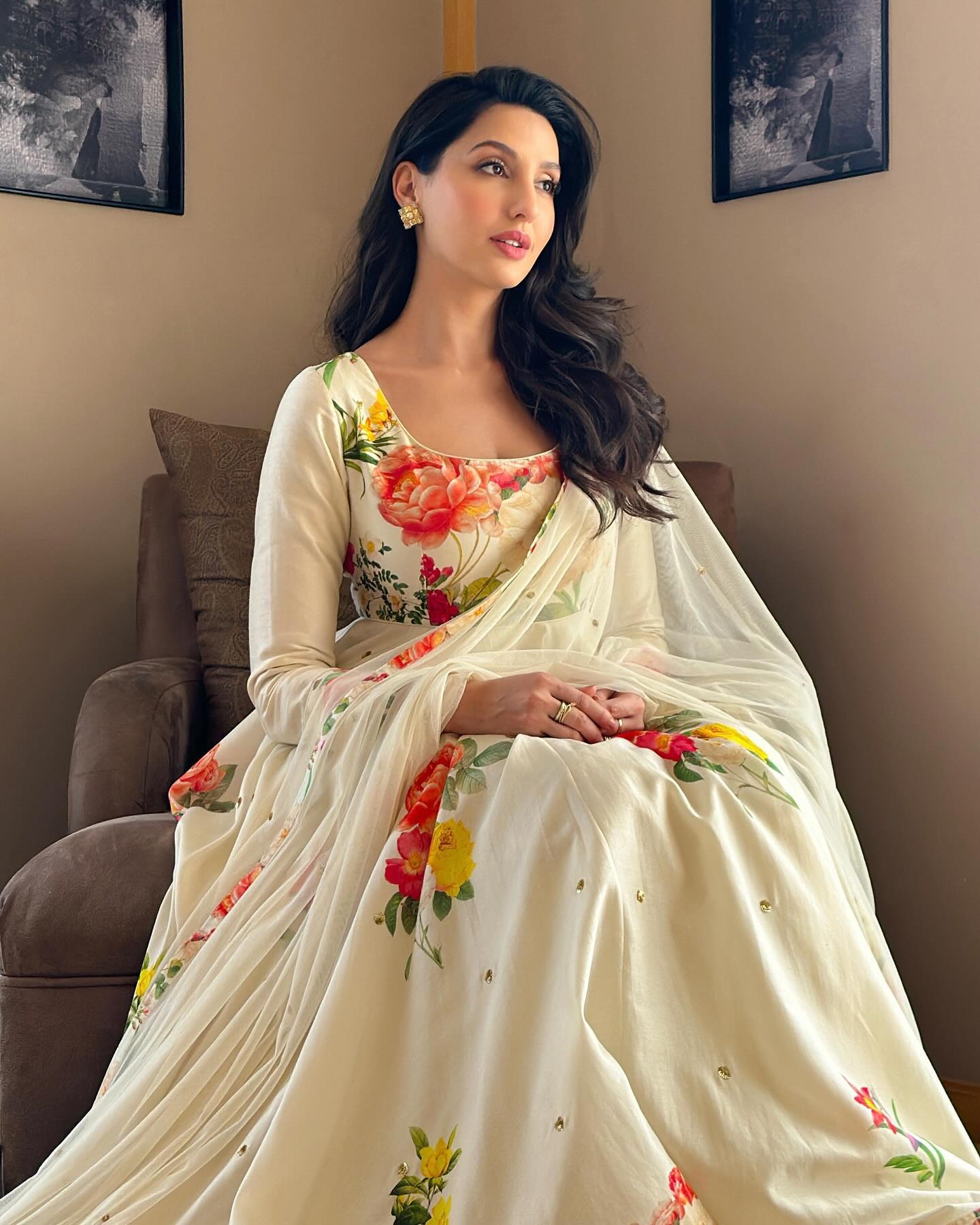 Nora Fatehi looks eatheral in white floral print anarkali suit | Desi Look: सफेद रंग की फ्लोरल प्रिंट अनारकली सूट में नोरा का देसी लुक हुआ वायरल