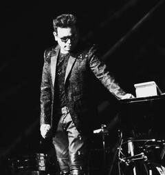 स्कूल फीस ना दे पाए तो छूटी थी पढ़ाई, आज घंटेभर में होती है करोड़ों में कमाई, पहचाना क्या?