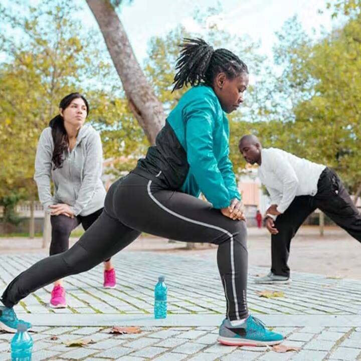 ਅੱਧੇ ਘੰਟੇ ਦੀਆਂ ਇਨ੍ਹਾਂ ਕਸਰਤਾਂ ਨਾਲ ਤੁਸੀਂ ਪੇਟ, ਪਿੱਠ, ਬਾਹਾਂ ਅਤੇ ਪੱਟਾਂ 'ਤੇ ਜਮਾਂ ਹੋਈ ਚਰਬੀ ਨੂੰ ਵੀ ਘਟਾ ਸਕਦੇ ਹੋ। ਸਭ ਤੋਂ ਵਧੀਆ ਗੱਲ ਇਹ ਹੈ ਕਿ ਇਨ੍ਹਾਂ ਨੂੰ ਕਰਨ ਲਈ ਕਿਸੇ ਵੀ ਤਰ੍ਹਾਂ ਦੇ ਉਪਕਰਨਾਂ ਦੀ ਜ਼ਰੂਰਤ ਨਹੀਂ ਹੈ, ਪਰ ਜੇਕਰ ਤੁਸੀਂ ਕਿਸੇ ਬਿਮਾਰੀ ਤੋਂ ਪੀੜਤ ਹੋ, ਤਾਂ ਇਨ੍ਹਾਂ ਨੂੰ ਸ਼ੁਰੂ ਕਰਨ ਤੋਂ ਪਹਿਲਾਂ ਇੱਕ ਵਾਰ ਆਪਣੇ ਡਾਕਟਰ ਨਾਲ ਜ਼ਰੂਰ ਸੰਪਰਕ ਕਰੋ।