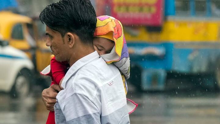 বৃহষ্পতিবার ও শুক্রবার দক্ষিণবঙ্গে বিক্ষিপ্ত বৃষ্টির সম্ভাবনা রয়েছে। বজ্রবিদ্যুৎসহ বৃষ্টির হতে পারে বীরভূম, মুর্শিদাবাদ ও নদিয়া জেলায়।