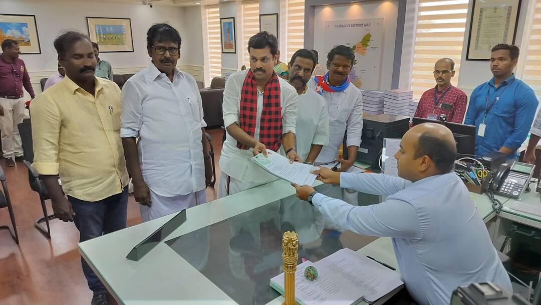 கடைசி நாளான இன்று தஞ்சை நாடாளுமன்ற தொகுதி திமுக - பாஜக வேட்பாளர்கள் வேட்புமனு தாக்கல் Lok Sabha Election 2024 Today is the last day for Tanjore parliamentary constituency DMK-BJP candidates to file their nominations - TNN கடைசி நாளான இன்று தஞ்சை நாடாளுமன்ற தொகுதி திமுக - பாஜக வேட்பாளர்கள் வேட்புமனு தாக்கல்