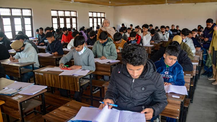 CBSE Board Exam 2025 New Syllabus Class 10 12 Released Know What Will Change CBSE Exam 2025 Syllabus: सीबीएसई ने क्लास 10 और 12 का नया पाठ्यक्रम किया जारी, जानिए क्या हुए बड़े बदलाव