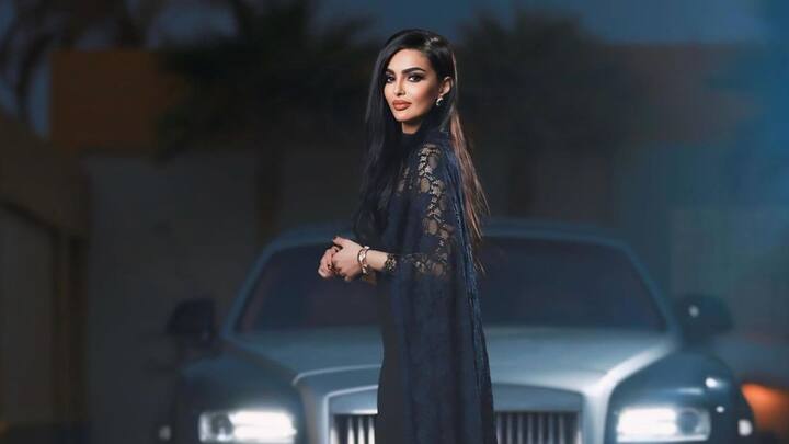 শুধু তাই নয়। রুমির মাথায় উঠেছে 'মিস আরব ওয়ার্ল্ড পিস ২০২১' ও 'মিস উইম্যান (সৌদি আরব)'-এর মুকুটও। ছবি: ইনস্টাগ্রাম