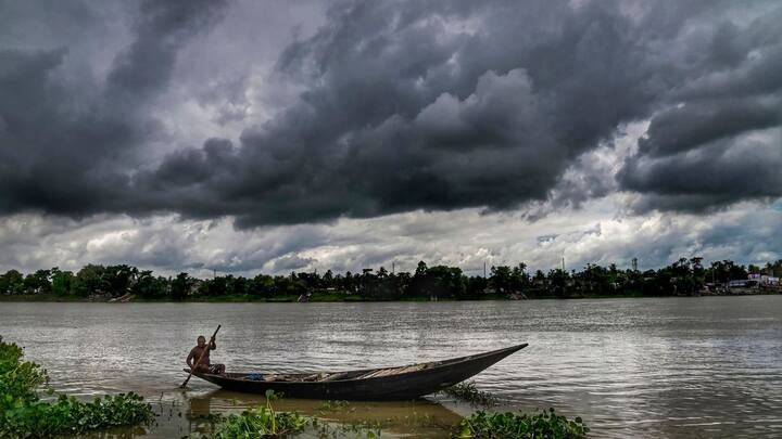 উত্তরবঙ্গের প্রায় সবকটা জেলাতেই বৃষ্টি, বজ্রবিদ্যুৎ-সহ বৃষ্টি, ঝোড়ো হাওয়ার সতর্কবার্তা দেওয়া হয়েছে। দক্ষিণবঙ্গের জন্য এমন সতর্কবার্তা নেই। বঙ্গোপসাগর থেকে আপাতত এমন কোনও আর্দ্রতা আসছে না।