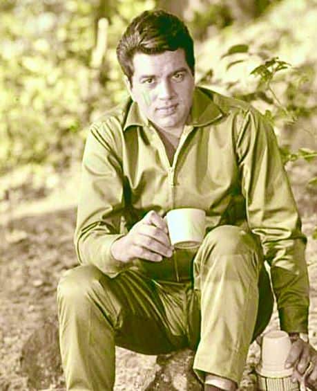 साल 1980 में धर्मेंद्र ने एक्ट्रेस हेमा मालिनी से शादी की थी, जिनसे उन्हें दो बेटियां ईशा और अहाना देओल हैं. धर्मेंद्र पर ना सिर्फ हेमा मालिनी बल्कि उस दौर की लड़कियां भी फिदा रहती थीं. उनका चार्म ही कुछ ऐसा रहा है.