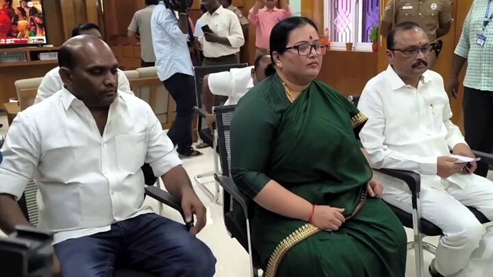 Jayalalitha daughter alias J. Jayalakshmi filed her nomination to contest from Theni Lok Sabha constituency - TNN Lok Sabha Election 2024:  ஜெயலலிதா மகள் என கூறிக்கொள்ளும் ஜெயலட்சுமி வேட்பு மனு தாக்கல் - எங்கு போட்டி தெரியுமா?