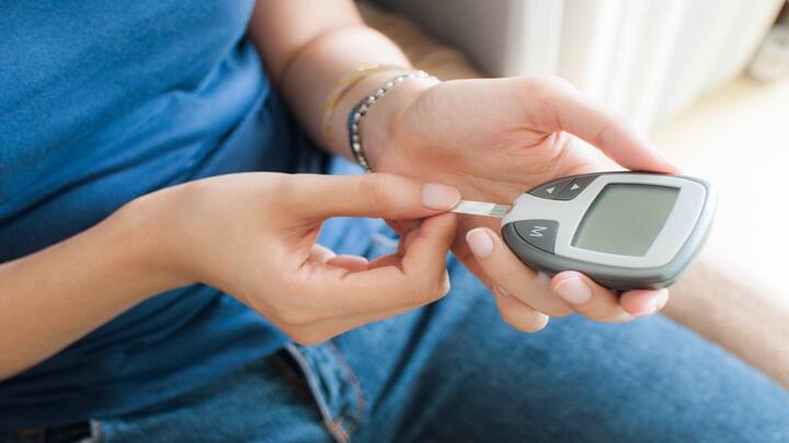 Know low blood sugar early signs and causes useful health tips Low Blood Sugar Signs: બ્લડ શુગર ઘટવાના આવા હોય છે લક્ષણો, તરત જ કરો આ ઉપાય