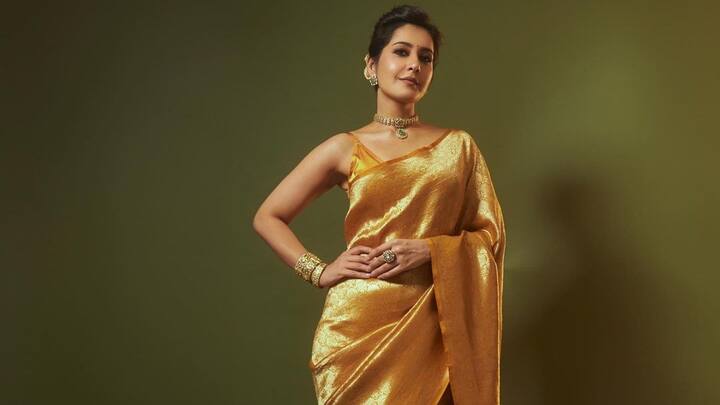 Raashi Khanna: గోల్డ్‌ సిల్క్‌ చీరకట్టి కుందనపు బొమ్మలా ఆకట్టుకుంటుంది రాశీ ఖన్నా. అందమైన చీరకట్టుతో ఎల్లోరా శిల్పంలా హోయలు పోతూ ఫోటోలకు ఫోజులు ఇచ్చింది.