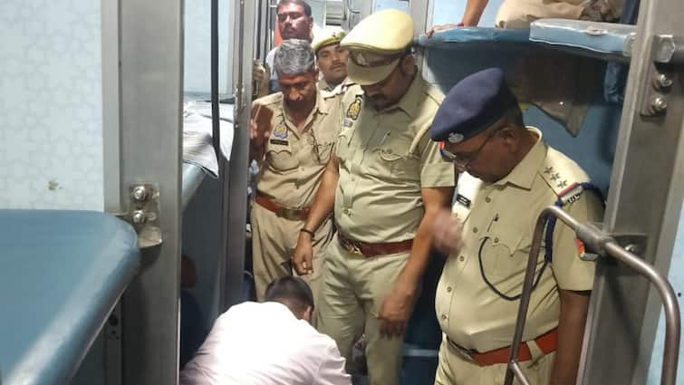 Prayagraj News bomb information in kamayani express train bds team checking ann Prayagraj News: कामायनी एक्सप्रेस में बम की खबर से यात्रियों में हड़कंप, तीन घंटे देरी से रवाना हुई ट्रेन