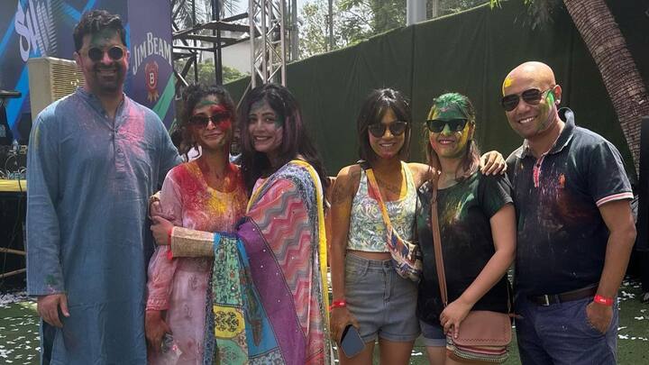 পার্টিতে 'চিত্রাঙ্গদা' ও সম্বিতের সঙ্গে ছবি শেয়ার করে নিয়েছেন ঋতাভরী। তবে সেই পার্টির পরে একাই জাভেদ আখতারের বাড়িতে অতিথি হয়েছিলেন ঋতাভরী।