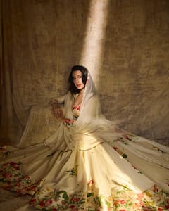 Desi Look: सफेद रंग की फ्लोरल प्रिंट अनारकली सूट में नोरा का देसी लुक हुआ वायरल