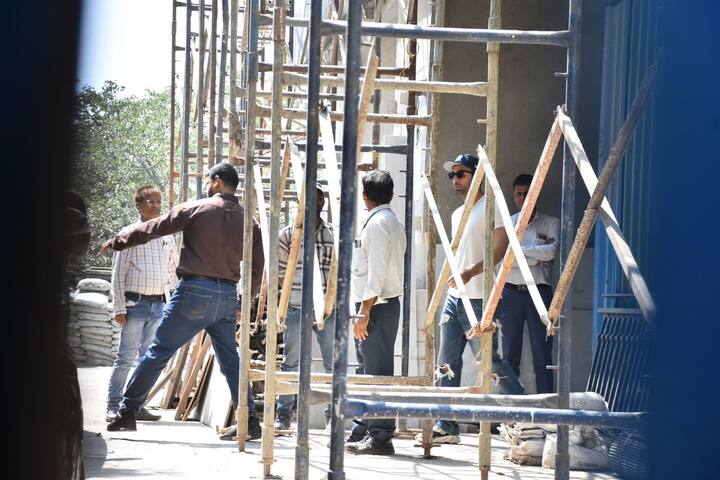Ranbir was seen inspecting the under-construction bungalow in the pictures.