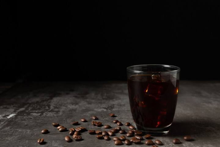 ब्लैक कॉफी: ब्लैक कॉफी लो कैलोरी ड्रिंक है, जिसमें कैफीन और एंटीऑक्सीडेंट्स पाई जाती है. कैफीन मेटाबॉलिज्म को बढ़ाकर फैट बर्निंग प्रॉसेस को तेज करता है. वहीं, एंटीऑक्सीडेंट्स फ्री रेडिकल के डैमेज से बचाने में मदद कर सकता है.