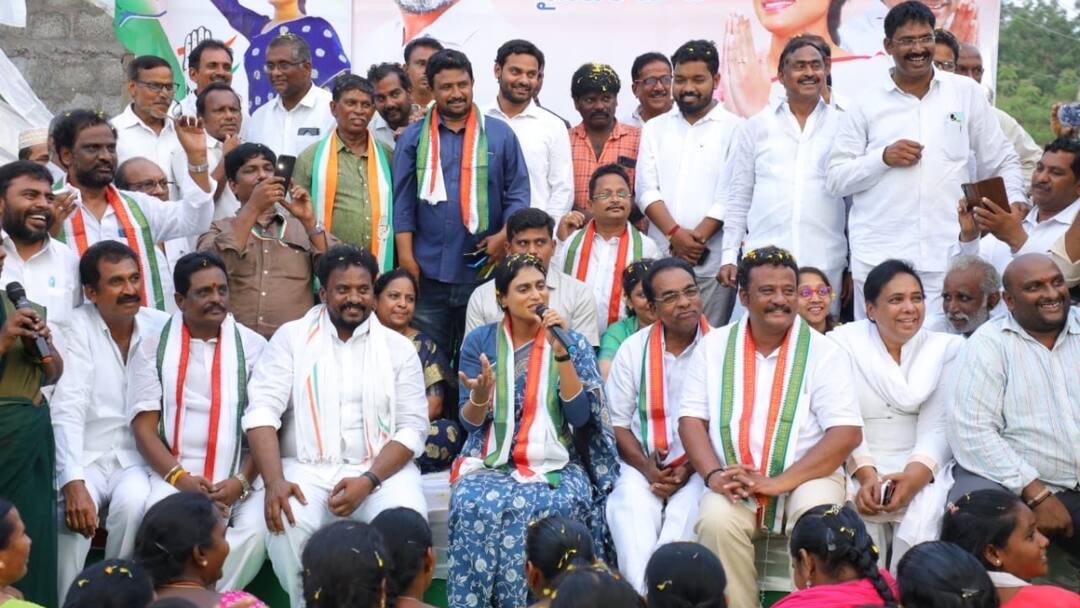 Huge response for Congress tickets in Sathya Sai District so many leaders have applied for assembly and parliament tickets Sathya Sai District Congress: సత్యసాయి జిల్లా కాంగ్రెస్ పార్టీలో టికెట్ కోసం క్యూ కడుతున్న నేతలు