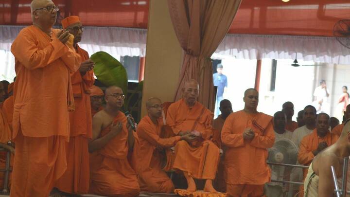 ১৯৭৮ সালে পশ্চিমবঙ্গে ভয়াবহ বন্যার সময় তিনি ত্রাণ কার্যে সক্রিয় ভূমিকা নেন। সারদাপীঠ থেকে তাঁকে ১৯৯১ সালের ডিসেম্বরে চেন্নাইয়ের রামকৃষ্ণ মঠের প্রধান হিসাবে দায়িত্ব নেন।