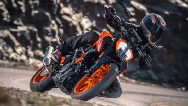KTM 490 Duke: કેટીએમ 490 ડ્યુક એક સ્પોર્ટ્સ બાઇક છે. તેનું લોન્ચિંગ આ વર્ષે ડિસેમ્બરમાં થઈ શકે છે. આ બાઇકમાં 490 સીસીનું એન્જિન હોઈ શકે છે. KTMના આ મોડલની કિંમત લગભગ 3.5 લાખ રૂપિયા હોઈ શકે છે.