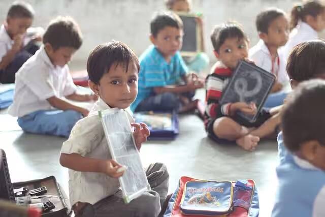 દર વર્ષે જ્યારે પણ પ્રવેશ ખુલે છે, EWS ક્વોટા હેઠળ અરજીઓ પણ મંગાવવામાં આવે છે, ઘણી ખાનગી શાળાઓ આ ક્વોટા હેઠળ ગરીબ બાળકોનો પ્રવેશ લે છે.