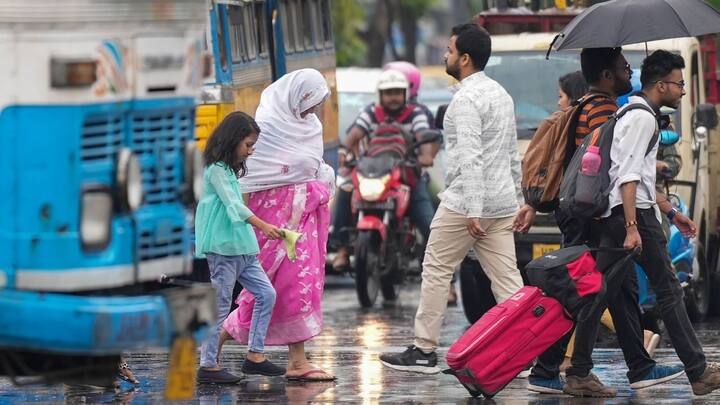 বৃহস্পতিবার উত্তরবঙ্গের জেলাগুলিতে বিক্ষিপ্ত বৃষ্টির সম্ভাবনা রয়েছে। উত্তরবঙ্গের সব জেলাতেই  বিক্ষিপ্ত বৃষ্টি হবে। মূলত দার্জিলিং, জলপাইগুড়ি, আলিপুরদুয়ারে বৃষ্টির পরিমাণ বেশি হতে পারে। দক্ষিণবঙ্গের দক্ষিণ ও পূর্বদিকে জেলাগুলিতে ছাড়া ছাড়া বৃষ্টি, বাকি জেলাগুলি মোটের উপর শুষ্ক থাক4বে বলে জানানো হয়েছে আলিপুর আবহাওয়া দফতরের তরফে।