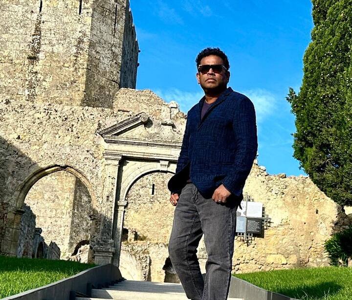 पिता की मौत के बाद उनके घर की माली हालत खस्ता हो गई थी. दो वक्त की रोटी का जुगाड़ करना भी मुश्किल हो गया था. ऐसे में एआर रहमान के पास स्कूल की फीस भरने के भी पैसे नहीं थे और इस वजह से उन्हें अपनी पढ़ाई तक छोड़नी पड़ी थी.