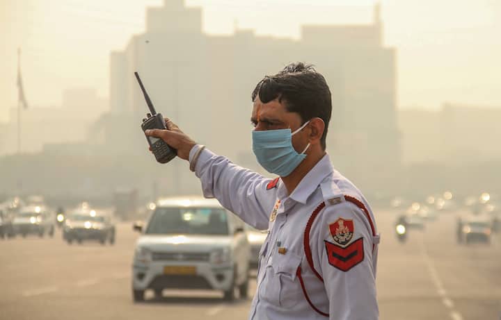 रेड लाइट क्रॉस करने, हेलमेट नहीं पहनने या फिर तय सीमा से ज्यादा स्पीड से चलने का चालान कैमरे से हो जाता है. यही वजह है कि लोग अब इससे बचने का भी जुगाड़ निकालने लगे हैं.