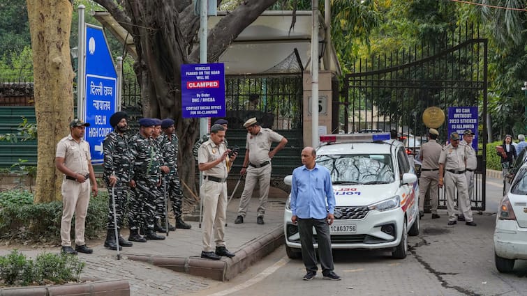 Arvind Kejriwal's Arrest: AAP MLAs Protest At Delhi Assembly Wearing 'Mai Bhi Kejriwal' T-shirt, Masks Arvind Kejriwal's Arrest: AAP MLAs Protest At Delhi Assembly Wearing 'Mai Bhi Kejriwal' T-shirt, Masks