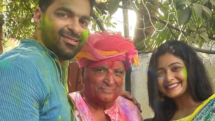 সোশ্যাল মিডিয়ায় জাভেদ আখতারের সঙ্গে ছবি শেয়ার করে নিয়ে ঋতাভরী লিখেছেন, 'আমার জীবনের অন্যতম সেরা হোলি এটা। জাভেদ আখতারের মতো কিংবদন্তির সঙ্গে ঘণ্টার পর ঘণ্টা কথা বলা, কলকাতা বইমেলা নিয়ে ওঁর ভাললাগার কথা, সুনীল গঙ্গোপাধ্যায়ের লেখা নিয়ে কথা, ওঁর শিকড়ের কথা। জাভেদ আখতারের বাড়িতে অতিথি হওয়ার অভিজ্ঞতা দুর্দান্ত। সম্বিতকে নিকিতা গাঁধীর সঙ্গে পারফর্ম করতে দেখলাম। আমি আর আমার দিদি পাগলের মতো আবির খেললাম।'