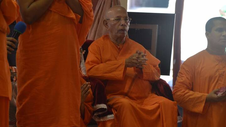 মুম্বই কেন্দ্র থেকে, তিনি ১৯৫৮ সালে রামকৃষ্ণ মঠের অদ্বৈত আশ্রমের কলকাতা শাখায় দায়িত্ব নিয়ে আসেন তিনি। তিনি দীর্ঘ ১৮ বছর ধরে অদ্বৈত আশ্রমের মায়াবতী এবং কলকাতা উভয় কেন্দ্রেই কাজ করেছেন।