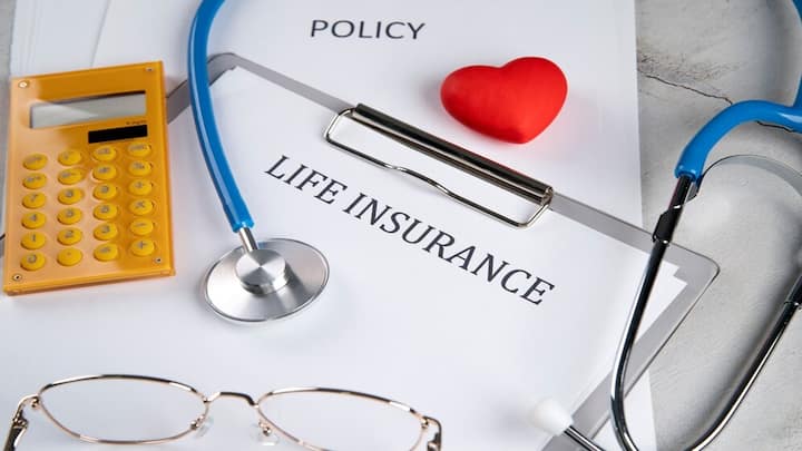 Insurance Rules: इंश्योरेंस सेक्टर से जुड़े नियमों में बदलाव होने जा रहा है. नए नियम 1 अप्रैल 2024 से लागू हो जाएंगे.