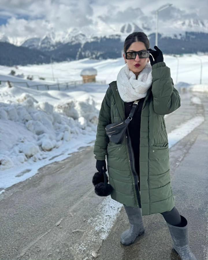 काश्मीर वाला बर्थडे म्हणत तिच्या नवऱ्याने तिला वाढदिवसाच्या शुभेच्छा देताना हे फोटो शेअर केले आहेत.(photo:abhidnya.u.b/ig)