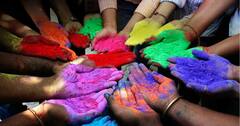Holi Colors Tips: હોળી રમ્યા બાદ તમારા કપડાં રંગોથી રંગાઇ ગયા છે, તો આ ચાર રીતે કરો કલરને દૂર.....