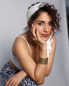 Ruhani Sharma Photo: રૂહાની શર્માના નવા ફોટોશૂટે મચાવ્યો હંગામો,તસવીરો પરથી નજર નહીં હટે