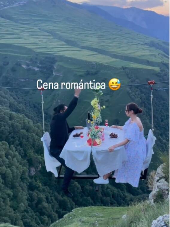 हवा में लटककर कपल ने लिए रोमांटिक डेट के मजे