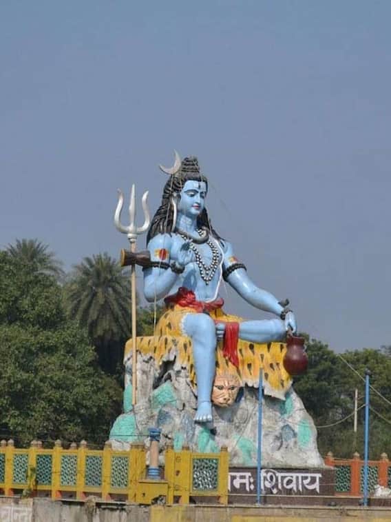 लखनऊ का प्रसिद्ध शिव मंदिर, यहां पानी के बीचों-बीच है महादेव की मूर्ति