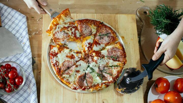 துரித உணவுகள், பதப்படுத்தப்பட்ட உணவுகள் ஆகியவற்றை சாப்பிடுவதை தவிர்ப்பதல் மூலம் ஒட்டுமொத்த உடல்நலனும் மேம்பட அதிகம் வாய்ப்பிருக்கிறது.