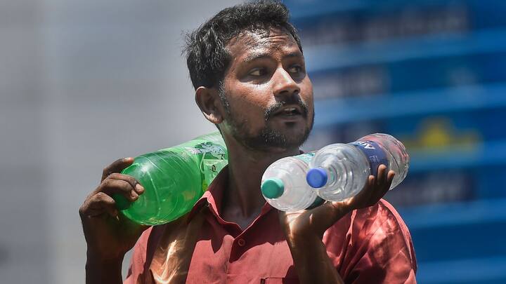 দোলের দিনই সন্ধেয় বৃষ্টি ও ঝোড়ো হাওয়ার সাক্ষী থেকেছে দক্ষিণবঙ্গের বিস্তীর্ণ এলাকা। কিন্তু তারপরেই বেড়েছে গরম।বুধবার কলকাতায় সর্বনিম্ন তাপমাত্রা ২৫.৮ ডিগ্রি সেলসিয়াস, যা  স্বাভাবিকের থেকে ১ ডিগ্রি বেশি। মার্চের শেষে কলকাতায় পারদ উঠতে পারে ৩৬ ডিগ্রিতে। মাঝ চৈত্রেই রাজ্যের পশ্চিমাঞ্চলের জেলাগুলিতে ৪০ ডিগ্রি ছুঁতে পারে পারদ, এমনটাই মনে করছেন আবহাওয়াবিদরা।